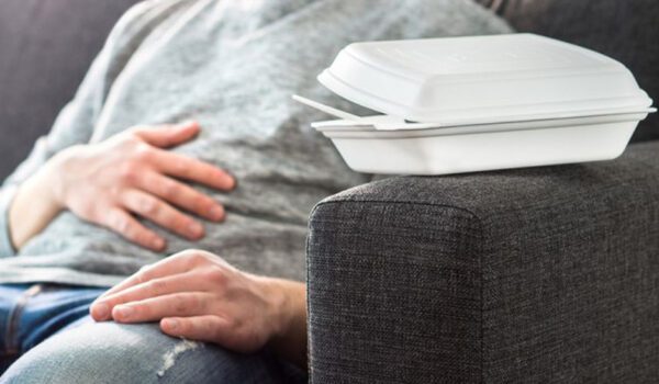 ماذا يحدث لجسمك عند الإستلقاء بعد الأكل مباشرة؟