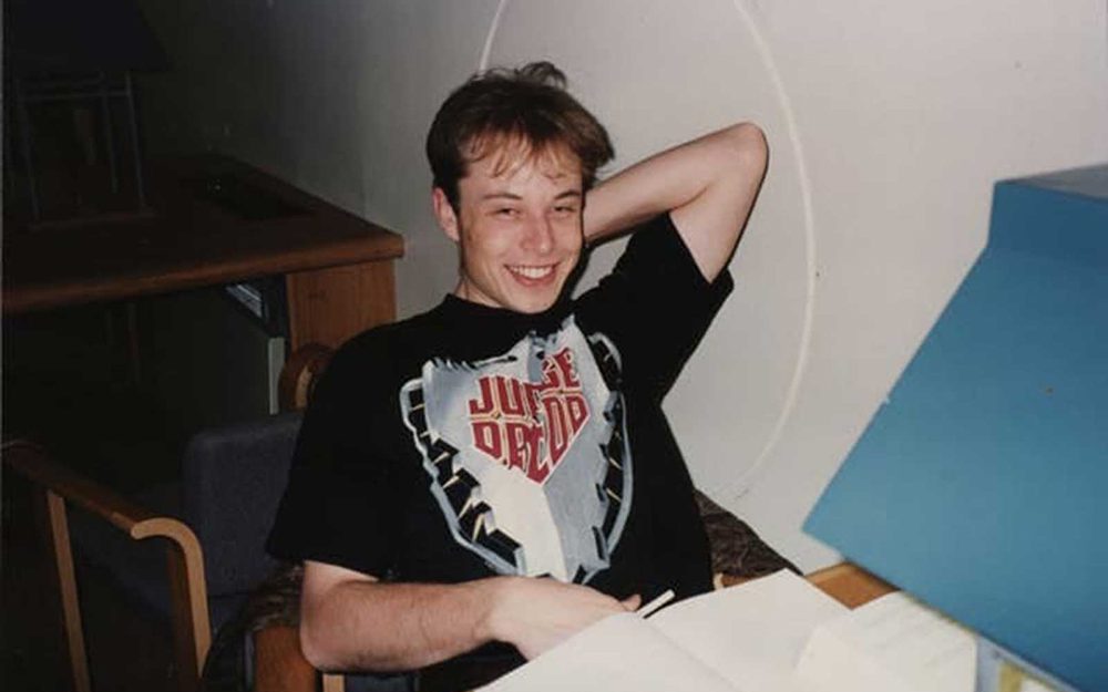 مزاد بـ165 ألف دولار على صور إيلون ماسك الجامعية - 108.7 FM راديو الرابعة - Al Rabia 107.8 FM