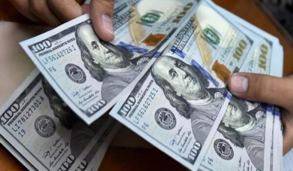 يُكرم عاملة في مطعم بـ 3 آلاف دولار ثم يلجأ للقضاء لإسترجاعها