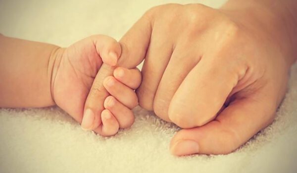 بعد 33 عاماً.. سيدة إيطالية تكتشف أن عائلتها ليست عائلتها