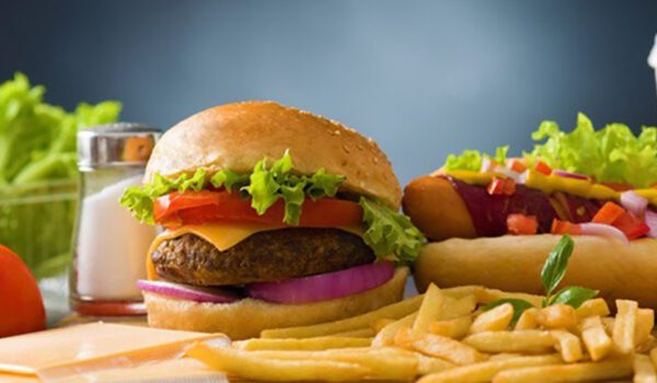 الوجبات السريعة تجلب الألم حتى للأصحاء