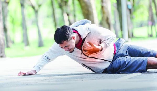 أعراض تنذر بالإصابة بالنوبة القلبية قبل شهر من حدوثها