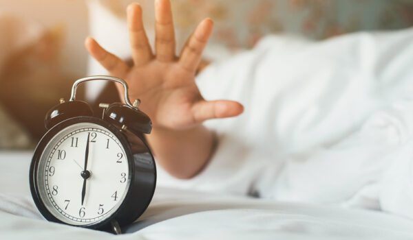 باحثون يحذرون من خطورة غفوة المنبه