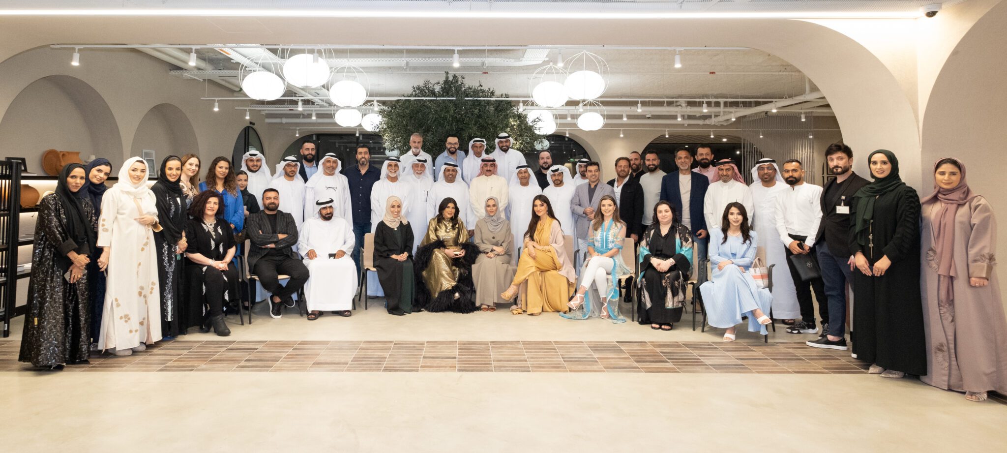 "دبي للصحافة" يسلط الضوء على تطور الدراما العربية وأبرز ما ينتظرها من فرص وتحديات دبي في 15 أبريل / وام / نظّم نادي دبي للصحافة مساء أمس جلسة نقاشية، بعنوان "الدراما العربية وتحديات المستقبل" تناولت أهمية الأعمال الدرامية باعتبارها مرآة تعكس واقع المجتمعات العربية وثقافتها وتطورها على كافة المستويات، كما ناقشت الجلسة تطوّر صناعة الدراما العربية بصفة عامة والخليجية على وجه الخصوص والتحديات التي تواجهها، ودور الإعلام في تطوير الإنتاج الدارمي والعودة به إلى المسار الصحيح.
شارك في الجلسة التي عقدت ضمن مجلس نادي دبي للصحافة الرمضاني، عدد من الفنانين والمنتجين وصنّاع الدراما في العالم العربي، وأدارت الحوار الإعلامية ميساء مغربي، حيث تطرق النقاش إلى عدد من التساؤلات حول ما إذا كانت الدراما تعكس الواجهة الثقافية للتطور الحاصل على كافة المستويات ، ودور الإعلام في تطور الدراما العربية وانتشارها ومدى حرص صناع الدراما على تعزيز آفاق الثقافة العربية، فضلا عن تأثير التطور التكنولوجي على صناعة الدراما، وتأثر نسب المشاهدة عبر شاشات التليفزيون بظهور منصات جديدة لعرض المواد الدرامية.
وقالت الدكتورة ميثاء بوحميد، مدير نادي دبي للصحافة: "للدراما العربية والخليجية قيمة كبيرة ومكانة خاصة لدى المتابع العربي، ومع احتدام المنافسة بين الأعمال الدرامية في شهر رمضان، كان من المناسب أن ندعو إلى حوار يجمع صُناع الدراما، لمناقشة ما ينتظرها من فرص وما تواجهه من تحديات، والسبل الكفيلة باستعادة دور الإنتاج الدرامي كمرآة للمجتمع ووسيلة مهمة لمناقشة قضاياه، ونافذة تسلط الضوء على الإنجازات والنماذج والقصص الملهمة، علاوة على مناقشة الجانب الاقتصادي المرتبط بالعوائد المادية الضرورية لمواصلة إنتاج الأعمال الدرامية".
واستعرضت الجلسة التي عقدت في مقر نادي دبي للصحافة، العديد من المحاور المتعلقة بالأعمال الدرامية، ومكانة الثقافة العربية لدى الكُتّاب وصُنّاع الدراما، ودور الاعلام في تطوير تلك الصناعة ونشرها، خاصة في ظل العديد من المتغيرات التي طرأت على صناعة الدراما العربية من حيث الشكل والمضمون وآليات تسويقها وانتشارها.
وأجمع المشاركون في الجلسة على التطور الكبير الذي شهدته الدراما العربية على الصعيد التقني واستخدام الوسائل الحديثة في كافة مراحل الإنتاج الدرامي، مؤكدين الحاجة إلى مواكبة هذا التطور التكنولوجي بنصوص جديدة تناقش قضايا المجتمع، وتتماشى مع تطلعات الجيل الجديد.
وتطرق النقاش إلى حرص بعض الفنانين على عرض أعمالهم عبر القنوات الفضائية، حيث الجماهيرية ونسب المشاهدة العالية، بينما يرى البعض الآخر أن تعدد منصات العرض المدفوعة أو المجانية، يعد ظاهرة صحية تتناسب مع اهتمامات المتلقي وحقه في اختيار العمل الذي يتابعه، كما تناول الحضور تقييم رواد التواصل الاجتماعي للأعمال الدرامية خلال السباق الرمضاني، واعتماد بعض الفنانين على تفاعل الجمهور مع العمل الدرامي لإثبات نجاحه، لافتين إلى أن تصدر العمل لمنصات التواصل الاجتماعي لا يشكل معياراً دقيقاً للنجاح.
واستعرض المتحدثون خلال الجلسة التحديات التي تواجه الدراما الخليجية والإماراتية، ومن أبرزها نُدرة النصوص الدرامية التي تتناول قضايا الأسرة الخليجية المعاصرة، وقلة الدعم الموجه من مؤسسات الإنتاج الخليجية لتقديم أعمال درامية تعكس ثقافة وتاريخ المنطقة، مشيرين إلى أن دول الخليج تتمتع بالكثير من المواهب والإمكانيات التي تكفل تحقيق نجاحات كبيرة في هذا الاتجاه.