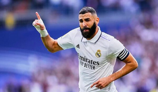 بنزيما يفكّر جدياً بالعرض السعودي الضخم
