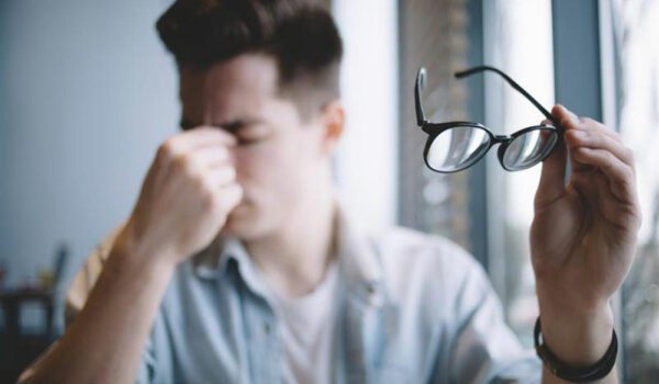 ما العلاقة بين ضعف البصر وقلة النوم؟