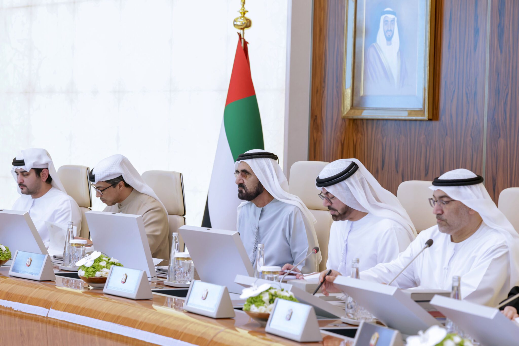 مجلس الوزراء يعتمد استراتيجيات وطنية في الطاقة والهيدروجين ويستحدث وزارة للاستثمار. • محمد بن راشد: ترأست اليوم اجتماعاً لمجلس الوزراء بقصر الوطن بأبوظبي أقررنا خلاله مجموعة من القرارات المهمة وكان أولها وبتوجيهات أخي رئيس الدولة حفظه الله اعتماد إنشاء وزارة للاستثمار في الدولة ضمن الهيكل الحكومي الاتحادي وتعيين محمد حسن السويدي وزيراً للاستثمار في الدولة. هدف الوزارة الجديدة تطوير الرؤية الاستثمارية للدولة، وتحفيز البيئة الاستثمارية داخلياً، وتعزيز تنافسية إجراءاتنا وتشريعاتنا بشكل مستمر لضمان بقاء الدولة وجهة عالمية للاستثمار وفاعل رئيسي في حركة الاستثمارات العالمية.
• محمد بن راشد: وخلال جلسة مجلس الوزراء اليوم أقررنا أيضاً الإستراتيجية الوطنية المحدثة للطاقة بناء على التغييرات السريعة في هذا القطاع، حيث سيكون هدفنا مضاعفة مساهمة الطاقة المتجددة 3 أضعاف خلال السبع سنوات القادمة، وضخ استثمارات وطنية بين 150 إلى 200 مليار درهم خلال نفس الفترة لضمان تلبية الطلب المتزايد على الطاقة في الدولة بسبب النمو الاقتصادي المتسارع .
• محمد بن راشد: كما اعتمدنا أيضا استراتيجيتنا الوطنية للهيدروجين - والذي برز مؤخراً كأحد أهم أنواع الطاقة النظيفة - وتهدف الخطة لترسيخ موقع الدولة كمنتج ومصدر للهيدروجين منخفض الانبعاثات خلال الثماني سنوات القادمة عبر تطوير سلاسل الإمداد وإنشاء واحات الهيدروجين لتطوير هذه الصناعة بالإضافة لإنشاء مركز وطني متخصص للبحث والتطوير لقطاع الهيدروجين الواعد.
• محمد بن راشد: واعتمدنا اليوم في مجلس الوزراء أيضا تعيين سمو الشيخة مريم بنت محمد بن زايد آل نهيان رئيسة للمركز الوطني لجودة التعليم والذي سيعمل على وضع منظومة التقييم والرقابة للتعليم في الدولة ومتابعة جودة المخرجات، ووضع المستهدفات والمخرجات لكافة مراحل التعليم وأنواعه في الدولة بما يضمن رفع جودة التعليم وتجهيز كوادرنا البشرية للمستقبل.
• محمد بن راشد: متفائلون بانضمام الشيخة مريم لفريق المنظومة التعليمية في الدولة بإشراف الشيخ عبدالله بن زايد ومتفائلون بمخرجات تعليمية وطنية مميزة بإذن الله.
• محمد بن راشد: واعتمدنا اليوم في مجلس الوزراء السياسة الوطنية للمركبات الكهربائية، والتي تتضمن بناء شبكة وطنية لأجهزة شحن المركبات الكهربائية، وتنظيم سوق المركبات الكهربائية، وتحفيز الصناعات المرتبطة بها بما يضمن خفض الانبعاثات وتقليل استهلاك الطاقة والحفاظ على جودة الطرق التي تتمتع بها دولة الإمارات.
• محمد بن راشد: واعتمدنا اليوم أيضا ضمن مجلس الوزراء أول رخصة وطنية أولية للمركبات ذاتية القيادة في طرقات الدولة والممنوحة لشركة WeRide المتخصصة حيث ستبدأ الشركة في اختبار كافة أنواع المركبات ذاتية القيادة في الدولة بما يطلق شرارة التغيير في أنماط التنقل المستقبلية في الدولة.
• محمد بن راشد: يتغير العالم بشكل سريع.. وتتغير أنماط القيادة، وستتغير الحياة في الدولة بشكل متسارع خلال السنوات القادمة.. وسيبقى الإنسان وراحته وجودة حياته الثابت الدائم في أجندتنا الحكومية.
• محمد بن راشد: كما وافق مجلس الوزراء اليوم على إنشاء مجلس الاستقرار المالي وإصدار قانون اتحادي بذلك. وهدف المجلس سيكون تعزيز وحماية الاستقرار المالي في الدولة ومراقبة المخاطر المرتبطة به والتعامل مع الأزمات المالية في حال حدوثها حفاظاً على مسار تطور الاقتصاد الوطني، بالإضافة لتطوير إجراءات استباقية للحيلولة دون تعرض النظم الاقتصادية والمالية والنقدية في الدولة لمستويات عالية من المخاطر.
• محمد بن راشد: دولة الإمارات اليوم هي مركز مالي عالمي يحظى بثقة عشرات الآلاف من المؤسسات المالية وملايين المستثمرين حول العالم وهدفنا تعزيز وترسيخ هذه الثقة والحفاظ عليها بما يخدم مصالحنا الاقتصادية الوطنية العليا.
• محمد بن راشد: واعتمدنا اليوم عدداً من التعديلات في قانون مكافحة الاتجار بالبشر تتضمن تشديد العقوبات واستحداث خدمات للضحايا، مثل المساعدات التعليمية، وتدابير العودة الآمنة لموطن الضحية، وتجريم التحريض على الجريمة، وتغليظ العقوبات الموقعة على الجناة.
• محمد بن راشد: دولة الإمارات لا تتساهل أبداً مع هذا النوع من الجرائم، وموقفها الإنساني والحضاري ينطلق من مبادىء وقيم راسخة لم تتغير منذ تأسيسها.
أجندة اجتماع مجلس الوزراء:
- بتوجيهات رئيس الدولة، محمد بن راشد يعتمد إنشاء وزارة للاستثمار في الدولة وتعيين معالي محمد حسن السويدي وزيراً للاستثمار.
- تعيين مريم بنت محمد بن زايد آل نهيان رئيسة المركز الوطني لجودة التعليم.
- اعتماد الاستراتيجية الوطنية للطاقة 2050.
- اعتماد الاستراتيجية الوطنية للهيدروجين.
- إطلاق السياسة الوطنية للمركبات الكهربائية.
- تعديلات في قوانين اتحادية بشأن التعليم الخاص ومكافحة الاتجار بالبشر، واستحداث قانون اتحادي في شأن مجلس الاستقرار المالي.
- اعتماد قرارات تنفيذية لقانون الوكالات التجارية، واللائحة التنفيذية لقانون تنظيم وتنمية الصناعة.
- اعتماد النسخة الثالثة من الإصدار الثاني من تقرير المساهمات المحددة وطنياً ضمن الاتفاقية الإطارية للأمم المتحدة بشأن التغير المناخي.
- إطلاق المنصة الإلكترونية لرصد وتتبع المنتجات الدوائية “تطمين”.
- حوكمة مجالس أمناء مؤسسات التعليم العالي الاتحادية.
- اعتماد سياسة حوكمة المسار السريع للمواهب الحكومية الواعدة بالحكومة الاتحادية والوثيقة المحدثة للسلوك المهني وأخلاقيات الوظيفة العامة في الحكومة الاتحادية.
- الموافقة على اتفاقيتين مع حكومتي سانت لويسا وجمهورية طاجيكستان في مجال الخدمات الجوية.
أبوظبي في 3 يوليو/ وام / ترأس صاحب السمو الشيخ محمد بن راشد آل مكتوم، نائب رئيس الدولة رئيس مجلس الوزراء حاكم دبي "رعاه الله"، اجتماع مجلس الوزراء والذي عقد في قصر الوطن في أبوظبي، بحضور سمو الشيخ منصور بن زايد آل نهيان نائب رئيس الدولة، نائب رئيس مجلس الوزراء وزير ديوان الرئاسة، وسمو الشيخ مكتوم بن محمد بن راشد آل مكتوم، النائب الأول لحاكم دبي، نائب رئيس مجلس الوزراء وزير المالية، والفريق سمو الشيخ سيف بن زايد آل نهيان، نائب رئيس مجلس الوزراء وزير الداخلية.
وقال صاحب السمو الشيخ محمد بن راشد آل مكتوم : " ترأست اليوم اجتماعاً لمجلس الوزراء بقصر الوطن بأبوظبي أقررنا خلاله مجموعة من القرارات المهمة وكان أولها وبتوجيهات أخي رئيس الدولة حفظه الله اعتماد إنشاء وزارة للاستثمار في الدولة ضمن الهيكل الحكومي الاتحادي، وتعيين محمد حسن السويدي وزيراً للاستثمار في الدولة. هدف الوزارة الجديدة تطوير الرؤية الاستثمارية للدولة، وتحفيز البيئة الاستثمارية داخلياً، وتعزيز تنافسية إجراءاتنا وتشريعاتنا بشكل مستمر لضمان بقاء الدولة وجهة عالمية للاستثمار وفاعل رئيسي في حركة الاستثمارات العالمية".
وأضاف سموه: " وخلال جلسة مجلس الوزراء اليوم أقررنا أيضاً الإستراتيجية الوطنية المحدثة للطاقة بناء على التغييرات السريعة في هذا القطاع، حيث سيكون هدفنا مضاعفة مساهمة الطاقة المتجددة 3 أضعاف خلال السبع سنوات القادمة، وضخ استثمارات وطنية بين 150 إلى 200 مليار درهم خلال نفس الفترة لضمان تلبية الطلب المتزايد على الطاقة في الدولة بسبب النمو الاقتصادي المتسارع".
وقال صاحب السمو الشيخ محمد بن راشد آل مكتوم : " كما اعتمدنا أيضا استراتيجيتنا الوطنية للهيدروجين - والذي برز مؤخراً كأحد أهم أنواع الطاقة النظيفة - وتهدف الخطة لترسيخ موقع الدولة كمنتج ومصدر للهيدروجين منخفض الانبعاثات خلال الثماني سنوات القادمة عبر تطوير سلاسل الإمداد وإنشاء واحات الهيدروجين لتطوير هذه الصناعة بالإضافة لإنشاء مركز وطني متخصص للبحث والتطوير لقطاع الهيدروجين الواعد".
وأضاف سموه: " واعتمدنا اليوم في مجلس الوزراء أيضا تعيين سمو الشيخة مريم بنت محمد بن زايد آل نهيان رئيسة للمركز الوطني لجودة التعليم والذي سيعمل على وضع منظومة التقييم والرقابة للتعليم في الدولة ومتابعة جودة المخرجات، ووضع المستهدفات والمخرجات لكافة مراحل التعليم وأنواعه في الدولة بما يضمن رفع جودة التعليم وتجهيز كوادرنا البشرية للمستقبل".
وأكد سموه : " متفائلون بانضمام الشيخة مريم لفريق المنظومة التعليمية في الدولة بإشراف الشيخ عبدالله بن زايد ومتفائلون بمخرجات تعليمية وطنية مميزة بإذن الله".
وقال صاحب السمو: " واعتمدنا اليوم في مجلس الوزراء السياسة الوطنية للمركبات الكهربائية، والتي تتضمن بناء شبكة وطنية لأجهزة شحن المركبات الكهربائية، وتنظيم سوق المركبات الكهربائية، وتحفيز الصناعات المرتبطة بها بما يضمن خفض الانبعاثات وتقليل استهلاك الطاقة والحفاظ على جودة الطرق التي تتمتع بها دولة الإمارات".
وأضاف سموه: " واعتمدنا اليوم أيضا ضمن مجلس الوزراء أول رخصة وطنية أولية للمركبات ذاتية القيادة في طرقات الدولة والممنوحة لشركة WeRide المتخصصة حيث ستبدأ الشركة في اختبار كافة أنواع المركبات ذاتية القيادة في الدولة بما يطلق شرارة التغيير في أنماط التنقل المستقبلية في الدولة".
وقال صاحب السمو: " يتغير العالم بشكل سريع.. وتتغير أنماط القيادة، وستتغير الحياة في الدولة بشكل متسارع خلال السنوات القادمة.. وسيبقى الإنسان وراحته وجودة حياته الثابت الدائم في أجندتنا الحكومية".
وأضاف صاحب السمو: “ كما وافق مجلس الوزراء اليوم على إنشاء مجلس الاستقرار المالي وإصدار قانون اتحادي بذلك. وهدف المجلس سيكون تعزيز وحماية الاستقرار المالي في الدولة ومراقبة المخاطر المرتبطة به والتعامل مع الأزمات المالية في حال حدوثها حفاظاً على مسار تطور الاقتصاد الوطني، بالإضافة لتطوير إجراءات استباقية للحيلولة دون تعرض النظم الاقتصادية والمالية والنقدية في الدولة لمستويات عالية من المخاطر”.
وقال صاحب السمو: " دولة الإمارات اليوم هي مركز مالي عالمي يحظى بثقة عشرات الآلاف من المؤسسات المالية وملايين المستثمرين حول العالم وهدفنا تعزيز وترسيخ هذه الثقة والحفاظ عليها بما يخدم مصالحنا الاقتصادية الوطنية العليا".
وأضاف سموه: " واعتمدنا اليوم عدداً من التعديلات في قانون مكافحة الاتجار بالبشر تتضمن تشديد العقوبات واستحداث خدمات للضحايا، مثل المساعدات التعليمية، وتدابير العودة الآمنة لموطن الضحية، وتجريم التحريض على الجريمة، وتغليظ العقوبات الموقعة على الجناة".
وأضاف سموه: " دولة الإمارات لا تتساهل أبداً مع هذا النوع من الجرائم، وموقفها الإنساني والحضاري ينطلق من مبادىء وقيم راسخة لم تتغير منذ تأسيسها".
- استحداث وزارة للاستثمار..
بتوجيهات صاحب السمو الشيخ محمد بن زايد آل نهيان رئيس الدولة “حفظه الله”.. اعتمد مجلس الوزراء إنشاء واستحداث "وزارة الاستثمار" في حكومة دولة الإمارات العربية المتحدة، وتنظيم أعمالها واختصاصاتها ضمن مجلس الوزراء، ويتولى مسؤوليتها معالي محمد حسن السويدي.
ويأتي توجيه سموه في إطار دعم مستهدفات وسياسات دولة الإمارات ورؤيتها التنموية الداعمة للأعمال وما تتمتع به من موقع استراتيجي وبنية تحتية عالمية المستوى، وباعتبارها منصة عالمية لجذب الاستثمارات إلى القطاعات الحيوية، وترسيخاً لتنافسيتها العالمية كواحدة من أكثر الوجهات والدول جذباً للاستثمارات المختلفة في منطقة الشرق الأوسط وشمال أفريقيا.
وسيدعم القرار إنشاء وزارة اتحادية معنية في اقتراح وإعداد السياسات الاستثمارية العامة للدولة بالتنسيق مع الجهات المعنية، واقتراح وإعداد السياسات والاستراتيجيات والتشريعات والخطط والمشاريع والبرامج الوطنية الخاصة بتحفيز بيئة الاستثمار في الدولة بما يضمن رفع تنافسيتها.
- مريم بنت محمد بن زايد رئيسة المركز الوطني لجودة التعليم..
واعتمد مجلس الوزراء تعيين سمو الشيخة مريم بنت محمد بن زايد آل نهيان رئيسة المركز الوطني لجودة التعليم، ويختص هذا المركز بوضع مستهدفات ومخرجات جودة التعليم في كافة مراحل التعليم المبكر والعام والعالي الحكومي والخاص بما في ذلك التعليم المهني والفني والتقني وبمختلف أنماط وأساليب التعلم، وذلك بالتنسيق مع وزارة التربية والتعليم والجهات التعليمية في الدولة، وإعداد الإطار الوطني لتقييم جودة التعليم في كافة مراحل التعليم شاملاً الأدوات الخاصة بالتقييم والرقابة وقياس جودة مخرجات التعليم وأداء الطلبة وكفاءة العملية التعليمية ومدى موائمتها مع رؤية ومستهدفات التعليم.
كما يعمل المركز على تنفيذ برامج وعمليات التقييم والرقابة على مؤسسات التعليم المبكر والعام الحكومي والخاص ومؤسسات التعليم والتدريب المهني والفني والتقني، ومراجعة وتقييم منظومة الاختبارات بكافة أنواعها ومدى مواءمتها لمستهدفات ومخرجات جودة التعليم ووضع الأطر والضوابط لكافة أنواع الاختبارات. بالإضافة إلى تقييم أثر تطبيق المنظومة الوطنية للمؤهلات ومنظومة الترخيص المهني للكوادر التعليمية وبرامج التنمية المهنية على مستهدفات ومخرجات جودة التعليم.
كما يركز المركز على قياس وتقييم تجربة الطالب وولي الأمر واستطلاع آراء المجتمع والمعنيين حول جودة مخرجات التعليم في الدولة، واقتراح ما يلزم من توصيات وسياسات تطويرية لتحسين تجربتهم وتعزيز ثقة المجتمع بجودة التعليم الذي يتم تقديمه.
- الاستراتيجية الوطنية للطاقة 2050..
وتفصيلاً اعتمد مجلس الوزراء خلال اجتماعه، التحديث على الاستراتيجية الوطنية للطاقة 2050، التي تهدف إلى تعزيز الاعتماد على مصادر الطاقة المتجددة وتحسين كفاءة استخدام الطاقة، وتشجيع استخدام الطاقة النظيفة بأنواعها، ودعم برامج البحث والتطوير في مجالات تكنولوجيا الطاقة، وتشجيع الابتكار والاستثمار في هذا القطاع، وتعزيز قدرة الدولة على توفير الطاقة النظيفة والمستدامة، ورفع تنافسيتها عالمياً في قطاع الطاقة، وترسيخ مكانتها واحدة من أبرز الدول الجاذبة للابتكار والاستثمار في هذا القطاع.
وتوفر الاستراتيجية فرصاً استثمارية جديدة في مجالات الطاقة المتجددة، وتطوير التكنولوجيا الحديثة المرتبطة بالطاقة، وتدعم جهود تعزيز التعاون مع الشركاء الدوليين لتحقيق أهداف الاستدامة في قطاع الطاقة وتشكل الاستراتيجية برنامجاً وطنياً طويل الأمد لتحقيق التوازن بين تلبية احتياجات الطاقة وبين ضمان استدامة الموارد الطبيعية للأجيال القادمة، حيث تستهدف الاستراتيجية رفع مساهمة الطاقة المتجددة إلى 3 أضعاف بحلول عام 2030 لضمان البقاء على المسار الصحيح للحد من آثار تغيّر المناخ وبما يضمن ريادة الدولة وتحقيق مستهدفات الحياد المناخي، وتحقيق توفير مالي يصل إلى 100 مليار درهم بحلول ذات العام، واستثمارات وطنية ما بين 150 - 200 مليار درهم حتى عام 2030 لضمان تلبية الطلب على الطاقة، واستدامة النمو في اقتصاد دولة الإمارات، ودعم مستهدف رفع مساهمة القدرة المركبة للطاقة النظيفة من إجمالي مزيج الطاقة بحلول 2031، إلى 30%.
- الاستراتيجية الوطنية للهيدروجين..
وضمن مبادرات ومشاريع الدولة للاستثمار في مصادر الطاقة النظيفة، ودعم الجهود العالمية لتعزيز الاستدامة البيئية، وفي إطار استعدادات الدولة لاستضافة مؤتمر الأطراف بشأن التغير المناخي COP28 خلال نوفمبر القادم.. اعتمد مجلس الوزراء الاستراتيجية الوطنية للهيدروجين، بهدف تحقيق الريادة عالمياً في مجال إنتاج الهيدروجين حتى عام 2031، ودعم الصناعات المحلية منخفضة الانبعاثات، والمساهمة في تحقيق الحياد المناخي، وتعزيز مكانة الدولة كمصدر للهيدروجين منخفض الانبعاثات، عبر عشرة ممكنات رئيسة، تتمثل في وضع إطار تنظيمي واضح تدعمه سياسات وحوافز ومعايير وشهادات، وتوفير تكنولوجيا متقدمة عبر شراكات ذات قيمة مضافة تشمل القطاع الخاص، وهيكل بحث وتطوير وطني فعال في دولة الإمارات، إلى جانب تعزيز الشراكات الحكومية والتعاون الدولي، وتأسيس شراكات جديدة لتسريع وتيرة نمو النظام المحلي، وتوفير بنية تحتية لدعم الإنتاج المحلي، وتوفير مصادر تمويل أخضر من خلال الجهات التمويلية المحلية والعالمية.
وتحدد الاستراتيجية الخطوات الرئيسية التي ستتخذها الإمارات لتسريع نمو اقتصاد الهيدروجين وحلولها ضمن أكبر الدول المنتجة عالمياً للهيدروجين منخفض الانبعاثات، وتخفيض الانبعاثات في القطاعات الكثيفة الانبعاثات بحلول عام 2031، من خلال عدد من المبادرات والمشاريع التنموية كإنشاء واحات الهيدروجين لتنشيط سوق الهيدروجين المحلي، وتطوير سياسات الطاقة، وكذلك تعزيز التعاون مع دول أخرى في المنطقة لتفعيل سوق الهيدروجين الإقليمي، والاستثمار في البحث والتطوير لتحسين الكفاءة والفعالية من حيث التكلفة لإنتاج الهيدروجين والنقل والاستخدام، ودعم الشركات في إنشاء سلاسل توريد الهيدروجين، وتسريع ثقة المجتمع بالهيدروجين كمكون أساسي في مزيج الطاقة.
- السياسة الوطنية للمركبات الكهربائية..
كما اعتمد المجلس السياسة الوطنية للمركبات الكهربائية كإطار استرشادي للجهات الاتحادية والمحلية والقطاع الخاص، والتي تهدف إلى تطوير خارطة طريق شحن المركبات الكهربائية بالدولة بالتعاون مع جميع الشركاء على المستوى الاتحادي والمحلي والقطاع الخاص، لبناء شبكة وطنية من أجهزة شحن المركبات الكهربائية لدعم مالكي المركبات الكهربائية، وتنظيم سوق المركبات الكهربائية في الدولة، وبناء حزمة من المحفزات التي تخدم المجتمع وتدعم صانعيها لتشجيع استخدام المركبات الكهربائية، وستسهم السياسة في خفض استهلاك الطاقة في قطاع النقل من خلال مشروع التنقل الأخضر، ووصول نسبة الخفض في استهلاك الطاقة في هذا القطاع إلى 20%، وتقليل الانبعاثات الكربونية بحلول عام 2050، وبناء قاعدة بيانات موحدة لمحطات شحن المركبات الكهربائية عن طريق منصة الشواحن الوطنية، بالإضافة إلى المساهمة في رفع جودة الطرق والحفاظ على المركز الأول في هذا المؤشر عالمياً.
وفي نفس السياق، وافق مجلس الوزراء على توصيات مختبر التشريعات لمنح موافقة أولية لمشروع المركبات ذاتية القيادة لشركة WeRide المتخصصة في مجال المركبات ذاتية القيادة بأنواعها المختلفة، وذلك دعماً للتطورات التكنولوجية في قطاع النقل المستدام، والمساهمة الرئيسية للمركبات ذاتية القيادة والكهربائية التي تأتي في مقدمة هذا التحوّل نحو تحقيق النقل المستدام، حيث تقدّم المركبات ذاتية القيادة حلولاً واعدة لعدد من مشاكل النقل المتعلقة بالاستدامة، مثل الازدحام، والسلامة على الطرق، وتقليل الانبعاثات الكربونية.
- تحديث القانون الاتحادي بشأن التعليم الخاص..
وفي الشؤون التشريعية اعتمد مجلس الوزراء خلال جلسته قراراً بالموافقة على تحديث القانون الاتحادي بشأن التعليم الخاص، والذي يتضمن أحكاماً بشأن شروط ومعايير ترخيص المدارس الخاصة، والرسوم التعليمية والمنهاج التعليمي، وشؤون الطلبة والعاملين، والتقييم، والامتثال المدرسي، حيث تأتي هذه التعديلات في ظل الهيكلية الجديدة التي طرأت على القطاع التعليمي بالدولة وتحديد أدوار للجهات التعليمية الجديدة وهي الوكالة الاتحادية للتعليم المبكر، والمركز الوطني لجودة التعليم وذلك بالإضافة إلى أدوار وزارة التربية والتعليم والجهات التعليمية المحلية.
كما وافق المجلس على إصدار إطار جديد لحوكمة مجالس أمناء مؤسسات التعليم العالي الاتحادية في الدولة لتعزيز الدور الذي تلعبه مجالس أمناء هذه المؤسسات ولجانها الفرعية في ضمان الارتقاء بجودة الخدمات والمخرجات والتنافسية المحلية والعالمية لمؤسسات التعليم العالي الاتحادية وبما يتواءم مع تطوير منظومة التعليم العالي في الدولة وسياسات وتوجهات الحكومة والتشريعات السارية ذات الصلة. ويحدد الإطار كيفية تشكيل مجلس الأمناء واختيار أعضائه، واجتماعات المجلس، ونظام عمله، علاوة على تحديد مسؤوليات وصلاحيات المجلس، واللجان المنبثقة عن مجلس الأمناء، وآلية ضمان استقلالية الأعضاء ونظام الإبلاغ عن المخالفات وقواعد السلوك المهني وتجنب تعارض المصالح ونظام الإفصاح والشفافية وذلك بما يدعم الشفافية والاستقلالية والمرونة في القرارات الصادرة عن مجلس الأمناء.
- تعديلات تشريعية مختلفة في قطاع العدل والمال والصحة..
كما اعتمد المجلس عددا من التعديلات على قانون مكافحة الاتجار بالبشر تتضمن استحداث خدمات جديدة للضحايا، مثل المساعدات التعليمية، وتدابير العودة الآمنة لموطن الضحية، وتجريم التحريض على الجريمة، وتغليظ الغرامات والعقوبة الموقعة على الجناة، كما وافق المجلس على إصدار قانون اتحادي في شأن مجلس الاستقرار المالي بهدف تعزيز وحماية الاستقرار المالي في الدولة ومراقبة المخاطر النظامية والتعامل مع الأزمات المالية في حال حدوثها، وتجنب الاختلالات المالية التي قد تؤثر على مسار تطور الاقتصاد الوطني، وذلك عبر تطوير إجراءات استباقية للحيلولة دون تعرض النظم الاقتصادية والمالية والنقدية لمستويات عالية من المخاطر.
واعتمد المجلس خلال الاجتماع قراراً في شأن استخدام المنصة الإلكترونية لرصد وتتبع المنتجات الدوائية “تطمين”، وتطبيقها على الجهات الصحية والمنشآت الصيدلانية والمنشآت الصحية كل في نطاق اختصاصها، من خلال استخدام منظومة الترميز الموحد للمنتجات الطبية، والمنتجات الدوائية، والمنتجات الصيدلانية، والمنتجات الطبية الخطرة، وفقاً للمعايير العالمية المعتمدة في الدولة.
- قرارات تنفيذية لقوانين الوكالات التجارية وتنظيم وتنمية الصناعة..
وفي الشؤون الاقتصادية، اعتمد مجلس الوزراء قراراً بشأن تشكيل لجنة الوكالات التجارية، برئاسة قاض وعضوية أربعة من ذوي الخبرة والاختصاص، وقراراً بشأن الإجراءات والضوابط والشروط اللازمة لمزاولة الشركات المساهمة العامة لأعمال الوكالات التجارية، ولائحة الجزاءات الإدارية عن الأفعال المرتكبة خلافاً لأحكام القانون الاتحادي رقم 3 لسنة 2022 بشأن تنظيم الوكالات التجارية.
كما وافق المجلس على إصدار اللائحة التنفيذية لقانون تنظيم وتنمية الصناعة، إلى جانب اعتماد اللائحة الفنية للمتطلبات الإلزامية لأدوات القياس الطبية والمخبرية بهدف تطبيق ومواكبة أفضل الممارسات المتعلقة بالمواصفات القياسية واللوائح الفنية المتعلقة بأدوات القياس القانونية والتي تعنى بشكل مباشر بسلامة وصحة وحقوق الأفراد والمتعاملين ومن ضمنها أدوات القياس الطبية والمخبرية المستخدمة في التشخيص الأولي.
واعتمد مجلس الوزراء قراراً بشأن آلية تطبيق ضريبة القيمة المضافة على الأجهزة الإلكترونية بين المسجّلين في الدولة، لضمان تحقيق الامتثال بين كافة دافعي الضريبة وعدم تسرب الإيرادات حيث يسعى القرار إلى تطبيق آلية الاحتساب العكسي المحلي الإلزامي والذي من شأنه ضمان التطبيق الأمثل للضريبة وبما يحقق مصلحة كافة الأطراف وذلك للأجهزة الإلكترونية من الهواتف المحمولة والهواتف الذكية وأجهزة الحاسوب والأجهزة اللوحية، وقطعها وأجزائها.
- النسخة الثالثة من الإصدار الثاني من تقرير المساهمات المحددة وطنياً ضمن الاتفاقية الإطارية للأمم المتحدة بشأن التغير المناخي..
وتسعى دولة الإمارات وفق النسخة الثالثة من الإصدار الثاني لتقرير المساهمات المحددة وطنياً لدولة الإمارات العربية المتحدة، لخفض انبعاثات الغازات الدفيئة إلى 182 مليون طن من مكافئ غاز ثاني أكسيد الكربون بحلول عام 2030، ويشكل ذلك انخفاضاً نسبته 19% مقارنة بمستوى سنة الأساس 2019. وبذلك سيكون مستوى خفض الانبعاثات هو 40% مقارنة بسيناريو العمل المعتاد لعام 2030.
وتجدد المساهمة المحددة وطنياً تعهد دولة الإمارات العربية المتحدة ببذل الجهود لدفع العمل المناخي والوفاء بالتزاماتها الطوعية بموجب اتفاقية الأمم المتحدة الإطارية بشأن تغير المناخ واتفاقية باريس للمناخ، والمساهمة الفاعلة بمسار العمل لخفض الانبعاثات من أجل الحد من ارتِفاع درجات الحرارة العالمية عند متوسط يقل عن درجتين مئويتين مقارنة بمستويات ما قبل العصر الصناعي.
وعلى الرغم من تصنيفها كدولة غير مدرجة في المرفق الأول، تلتزم دولة الإمارات في النسخة الثالثة من الإصدار الثاني لتقرير مساهماتها المحددة وطنياً بأهداف سنة أساس وأهداف ثابتة المستوى لضمان أقصى قدر من الشفافية وقابلية القياس.
- نظام استضافة المؤتمرات والفعاليات الدولية في الدولة..
وفي الشؤون الحكومية، اعتمد مجلس الوزراء نظام استضافة المؤتمرات والفعاليات الدولية في الدولة، بناءً على توصية أو ترشيح من أي من الوزارات أو الجهات الاتحادية، ليكون بمثابة إطار عمل لتنظيم آلية استضافة دولة الإمارات لأي مؤتمر أو قمة أو فعالية أو منتدى دولي أو إقليمي مقترح عقده في الدولة، وتحديد الالتزامات المالية والاقتصادية والسياسية والدبلوماسية والتشريعية المترتبة على الاستضافة، والتأثير المتوقع على مختلف القطاعات المعنية بالدولة.
- سياسات جديدة في مجال الموارد البشرية على مستوى الحكومة الاتحادية..
كما اعتمد المجلس سياسة حوكمة المسار السريع للمواهب الحكومية الواعدة في الحكومة الاتحادية، والتي تهدف إلى تمكين الجهات الاتحادية لدعم ورعاية الكفاءات الوطنية الواعدة في الحكومة الاتحادية، التي تتمتع بقدرات ومهارات عالية في المجالات التخصصية والتقنية التي تحتاج إلى الاحتفاظ بها، من خلال منحها مسار وظيفي محفز خاصة بهذه الفئة وفق القانون الجديد للموارد البشرية في الحكومة الاتحادية ولائحته التنفيذية، واعتمد المجلس أيضاً الوثيقة المحدثة للسلوك المهني وأخلاقيات الوظيفة العامة في الحكومة الاتحادية، والتي تتضمن عدداً من الالتزامات على الجهة الاتحادية منها ترسيخ القيم المؤسسية، وتهيئة بيئة عمل داعمة للموظف، ونشر الوعي بثقافة ومبادئ السلوك المهني وأخلاقيات الوظيفة العامة، كما تتضمن التزامات على الموظف ومبادئ السلوك المهني وأخلاقيات الوظيفة العامة.
واستعرض المجلس توصيات المجلس الوطني الاتحادي في شأن موضوع "سياسة الهيئة العامة للرياضة بشأن دعم وتطوير القطاع الرياضي بالدولة"، ومقترحاً بشأن قواعد إدارة حساب الاحتياطي النقدي العام للحكومة الاتحادية، وتعديل استراتيجية الدين العام للحكومة الاتحادية 2021-2023، كما اطلع المجلس على عدد من التقارير الحكومية بشأن إنجازات وأعمال جهاز الإمارات للاستثمار للربع الأول من العام 2023، ونتائج زيارات بعض الدول الأوروبية لتعزيز الدور البارز للدولة على الساحة الثقافية العالمية، وعلى تقرير بشأن الاكتتاب في مبلغ الزيادة الثانية لرأس المال العام للمؤسسة الدولية الإسلامية لتمويل التجارة. كما وافق المجلس على فض دور الانعقاد الرابع من الفصل التشريعي السابع عشر للمجلس الوطني الاتحادي.
وفي الشؤون الدولية، صادق ووافق المجلس على اتفاقيتين بين حكومة الدولة وحكومة كل من سانت لويسا، وجمهورية طاجيكستان في شأن الخدمات الجوية بين إقليميهما وفيما ورائهما، والتي تهدف إلى تنظيم الخدمات الجوية بين الدولة وتلك الحكومات، وتوثيق العلاقات الثنائية الجوية.