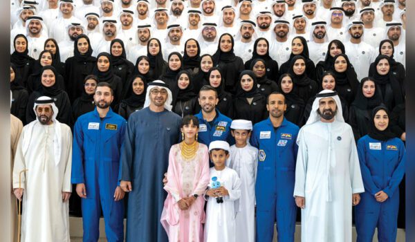 خلال احتفاء رسمي وشعبي بعودته .. رئيس الدولة ومحمد بن راشد يستقبلان رائد الفضاء سلطان النيادي لدى وصوله أرض الوطن