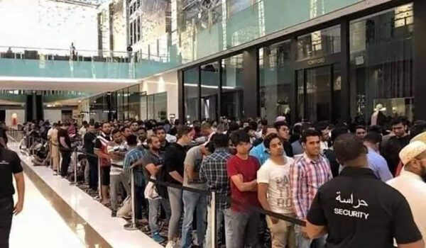 طوابير على متجر أبل لشراء آيفون 15