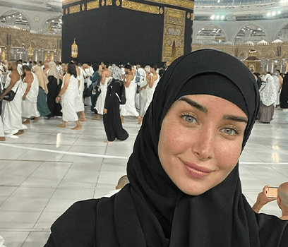 بعد انفصالها… هنا الزاهد تؤدي مناسك العمرة وهذا ما قالته 