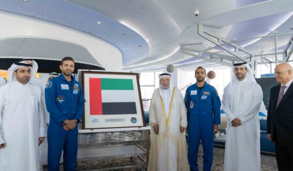 حاكم الشارقة يلتقي رائدي الفضاء سلطان النيادي وهزاع المنصوري وفريق طموح زايد 2