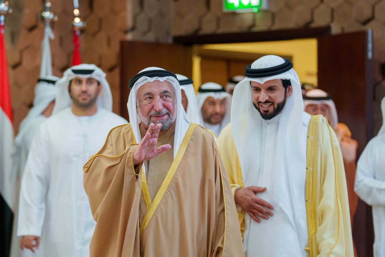 حاكم الشارقة يشهد افتتاح مؤتمر اللغة العربية الدولي السابع الشارقة في 16 يناير/وام/ شهد صاحب السمو الشيخ الدكتور سلطان بن محمد القاسمي، عضو المجلس الأعلى حاكم الشارقة، صباح اليوم الثلاثاء، افتتاح مؤتمر اللغة العربية الدولي السابع، الذي ينظمه المركز التربوي للغة العربية لدول الخليج بالشارقة بالتعاون مع وزارة التربية والتعليم بعنوان "تعليم اللغة العربية وتعلمها، تطلع نحو المستقبل: المتطلبات والفرص والتحديات"، على مدى يومين تحت شعار "بالعربية نبدع"، وذلك بمقره في المدينة الجامعية.
استهل حفل الافتتاح بالسلام الوطني لدولة الإمارات العربية المتحدة، تلته آيات بينات من القرآن الكريم، ألقى بعدها الدكتور عيسى الحمادي مدير المركز التربوي للغة العربية لدول الخليج بالشارقة كلمة قدم فيها الشكر والتقدير إلى صاحب السمو حاكم الشارقة على إيلاء اللغة العربية جل اهتمامه، وخلاصة اعتزازه، وعلى دعمه الـمستمر للمركز التربوي للغة العربية لدول الخليج بالشارقة.
وتناول الحمادي في كلمته ما يسعى إليه المؤتمر، الذي يعد أحد البرامج المعتمدة للمركز التربوي للغة العربية لدول الخليج للدورة 2023/2024 على صعيد مناقشة القضايا والدراسات والأبحاث وأفضل الممارسات والتجارب العلمية والعملية ذات الصلة بواقع تعليم اللغة العربية وتعلمها، والتعريف بالجهود الفردية والمؤسساتية ودورها في تطوير تعليم اللغة العربية وتعلمها، والاطلاع على أحدث المستجدات والمبادرات المبدعة والتقارير والتجارب الناجحة.
وأشار مدير المركز التربوي للغة العربية لدول الخليج بالشارقة إلى أن أهمية المؤتمر تكمن في تشجيع الإبداع والمبدعين، وطـرح حلـول للمشـكلات التـي تواجـه تعليم اللغة العربية وتعلمها، ورؤى جديـدة للتعامل معها، ووضع الحلول العلمية والعملية لمعالجة مواطن الصعوبة لفتح آفاق مستقبلية للبحث الجاد لتطوير وتوظيف المفاهيم والنظريات الحديثة في تعليم اللغة العربية وتعلمها، ومعرفة الإمكانات المتاحة لخدمة اللغة العربية، بالإضافة إلى تشجيع البحوث والدراسات الخاصة بخدمة اللغة العربية والسعي بجدية لوضع تصور واضح يعتمد على الأداء والمشاركة، لفائدة المعلمين والمشرفين التربويين، ومصممي المناهج، والباحثين وصناع القرار.
وأشار الحمادي إلى أن اللغة العربية تحتاج إلى عمل مؤسسي ضخم وإيمان أهلها بها ورد الاعتبار لها، وتضافر الجهود المجتمعية التي تجعل منها قاسماً مشتركاً، والعمل وبوقت واحد في المجالات التعليمية والإعلامية والمؤسساتية، وتقديم الرعاية لتطوير تعليم اللغة العربية وتعلمها وحمايتها.
وشاهد صاحب السمو حاكم الشارقة والحضور عرضاً مرئياً من إعداد المركز التربوي للغة العربية لدول الخليج بالشارقة، استعرض أهم إنجازات المركز في مجال التدريب والمؤتمرات، والندوات، والإصدارات العلمية، والبرامج.
وألقى الدكتور وليد محمود أبو اليزيد كلمة المشاركين وثمن فيها جهود الشارقة والمركز في تعزيز حضور اللغة العربية، وإتاحة الفرصة لعقد الملتقيات التي تناقش كل ما يهم تعليم اللغة العربية وتدريسها وتعليمها، مشيراً إلى أن المؤتمر يعد منصةً حيوية مهمة لتبادل الأفكار والخبرات بين المشاركين من الباحثين والمختصين في تعليم اللغة العربية ويسهم بفعالية في إثراء الساحة التربوية الدولية بأبرز التجارب والمهارات المتعلقة بمناهج اللغة العربية وطرائق تدريسها، مما يجعله محط اهتمام الباحثين والذين يعتبرونه فرصة فريدة للمساهمة في إثراء المناقشات والمداولات المتعلقة بمناهج اللغة العربية.
من جانبه، ألقى الدكتور أحمد عبدالمنعم عقيلي قصيدة في حب اللغة العربية بعنوان: "شمس الفصاحة" تناول فيها جمال اللغة العربية ودورها وأهميتها وعبقريتها قال فيها : .
لغة الجمال بلفظك الحرف ارتقى
في محكم التنزيل في القرآن
منذ القديم وأنت نبراس العلا
مذ عهد نابغة العلا الذبياني
مرت سنونٌ والبلاد تغيرت
وبقيت وحدك نجمة التبيان
في نبض أبيات القريض وسحرها
وكذا خطاب السادة الشجعان
وبنحوك الإبداع خط حروفه
ونصاعة الإفصاح والإتقان
والصرف يعلو بالبلاغة متقناً
وكذا عروض الشعر والأوزان
اليوم نقرأ شعر عنترة الفتى
وبهمس قيس يرتقي وجداني
كل الحروف بوصف فضلك تنحني
أنت الحضارة تحفة الإنسان //.
وقد كرم صاحب السمو حاكم الشارقة في ختام حفل الافتتاح الجهات المشاركة في التنظيم واللجنة العلمية للمؤتمر وعددا من الخبراء المشاركين في الجلسة الافتتاحية، إلى جانب الفائزين بالبحوث المميزة في المؤتمر .. وتفضل سموه بتسلم هدية تذكارية من المركز، والنسخة الأولى من إصدار مؤتمر اللغة العربية الدولي السابع الذي يتكون من 4 مجلدات تتضمن البحوث المحكمة والمشاركة في المؤتمر.
يهدف مؤتمر اللغة العربية الدولي السابع إلى تشخيص واقع تعليم اللغة العربية وتعلمها على المستويين الإقليمي والعالمي، واستعراض أحدث الدراسات والبحوث الأكاديمية والتطبيقية، والأفكار والرؤى حول تطوير تعليم اللغة العربية وتعلمها، واستشراف التحديات التي تواجه اللغة العربية، وتقديم المقترحات والحلول لها، والإفادة من التجارب والخبــرات بيــن مؤسســات التعليــم بالعالــم العربي وتبادل الثقافة والمعرفة حول القضايا المعاصرة، والإفادة من البرمجيات والتقنيات الحديثة في تدريس اللغة العربية وتحديد معالم التحديات الإيجابيات والسلبيات المتعلقة بتوظيف التقنية في تعليم اللغة العربية، بالإضافة إلى استشراف مستقبل التعليم في العالم العربي والتحديات التي تواجه تطويره.
ويتضمن برنامج المؤتمر، والذي يعقد حضورياً وعن بعد، مجموعة واسعة من الأنشطة والفعاليات تتضمن 22 ندوة علمية، وأربع ندوات لأفضل الممارسات والتجارب، بمشاركة 110 خبراء وباحثين بإجمالي بحوث ودراسات بلغ عددها 82 بحثا ودراسة، وعددا من أفضل الممارسات بلغ 13 ممارسة متخصصة في تعليم اللغة العربية وتعلمها.
وتشمل محاور المؤتمر: تطوير مناهج اللغة العربية، وإعداد معلم اللغة العربية في القرن الواحد والعشرين، واتجاهات حديثة في تقويم تعليم اللغة العربية، واستراتيجيات تدريس اللغة العربية، وتوظيف التقنيات الحديثة في تعليم اللغة العربية وتعلمها، وبرامج تعليم اللغة العربية للناطقين بغيرها، وتعليم وتعلم اللغة العربية عن بعد.
حضر حفل الافتتاح إلى جانب صاحب السمو حاكم الشارقة كل من معالي عبد الله بلحيف النعيمي رئيس المجلس الاستشاري لإمارة الشارقة، وجمال الطريفي رئيس الجامعة القاسمية، ومحمد عبيد الزعابي رئيس دائرة التشريفات والضيافة، والمهندس خالد بن بطي الهاجري مدير عام المدينة الجامعية، ومحمد حسن خلف مدير عام هيئة الشارقة للإذاعة والتلفزيون، وعلي الحوسني مدير هيئة الشارقة للتعليم الخاص، وعدد من مدراء الجامعات والمؤسسات الأكاديمية والجمعيات المتخصصة، وأساتذة الجامعات والخبراء والمختصين في اللغة العربية.