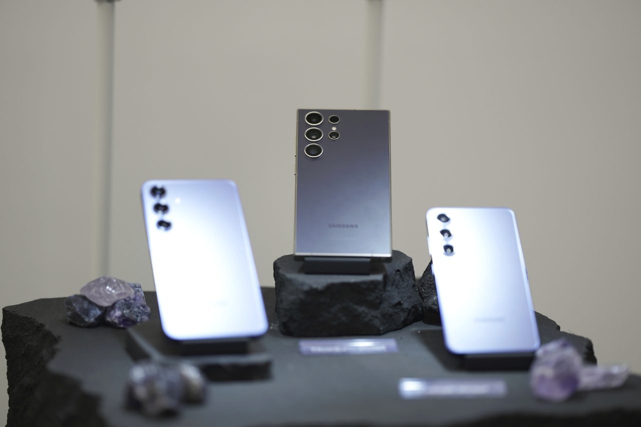 South Korea Samsung S24 Samsung Electronics' new smartphones Galaxy S24, S24+ and S24 Ultra are seen in Seoul, South Korea, Monday, Jan. 15, 2024. (AP Photo/Lee Jin-man)