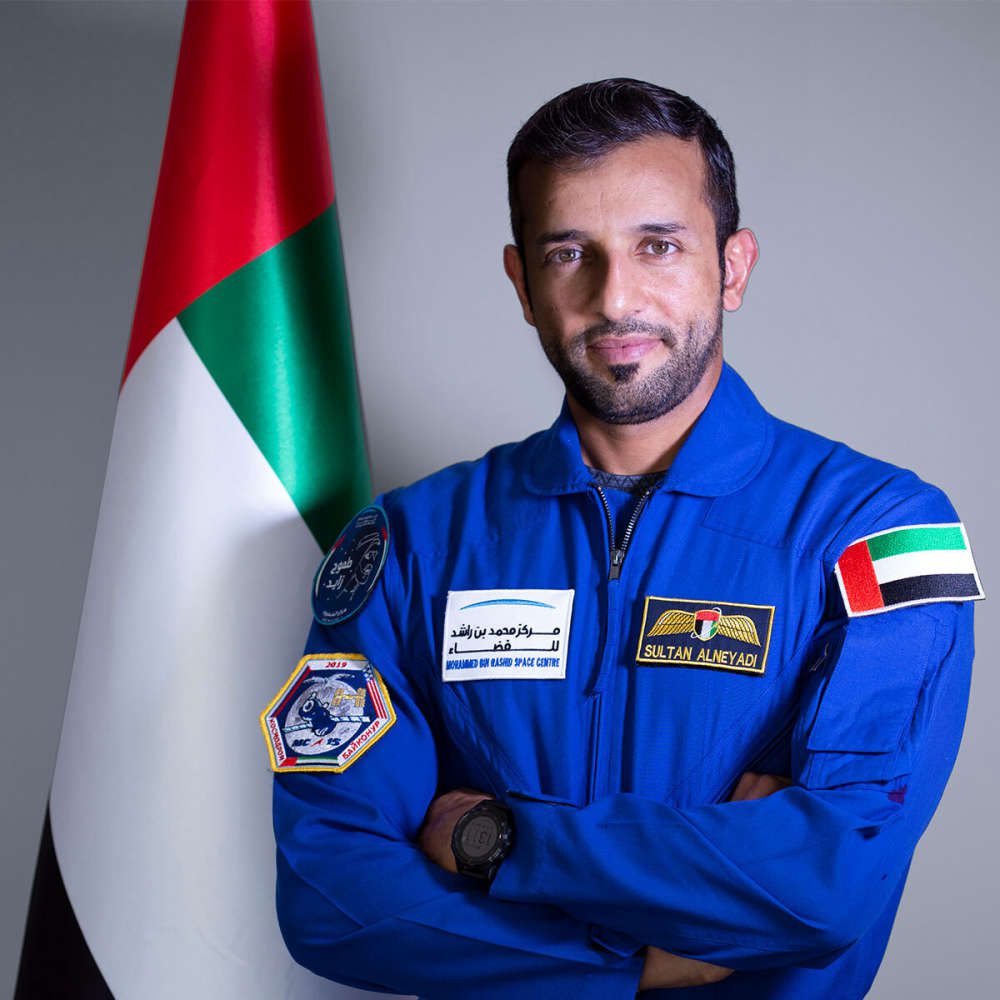 دبي في 23 مارس / وام /  قدم رائد الفضاء سلطان النيادي أداء شعريا متميزا مع كل من الشاعرة الإماراتية الدكتورة عفراء عتيق والشاعر هاري بيكر إضافة إلى الأطفال الفائزين في مسابقة “أصوات أجيال المستقبل” هزاع علي سالم محمد اليليلي وإيثان ديسوزا.
      جاء العرض احتفاء باليوم العالمي للشعر وضمن حلقات برنامج " الإمارات للآداب في الفضاء " الذي تنظمه مؤسسة الإمارات للآداب بالتعاون مع مركز محمد بن راشد للفضاء.
      وأعربت الشيخة حصة بنت حمدان بن راشد آل مكتوم سفيرة النوايا الحسنة لمبادرة “أصوات أجيال المستقبل” عن سعادتها بالأداء الشعري ومساهمته في تسليط الضوء بشكل مختلف على أهداف التنمية المستدامة وأهمية الشراكات في تحقيقها.
      وقالت الشيخة حصة إن الشراكات تمثل أساس تحقيق أي تقدم ملموس وتعد محطة الفضاء الدولية مثالا حيا على ما يمكن تحقيقه من أهداف مشتركة عند التعاون مع بعضنا البعض، موجهة الشكر لجميع المشاركين في هذا الأداء الشعري الذي من شأنه أن يلهم الأجيال القادمة من قادة مستقبل الاستدامة" .
   - منيس - 