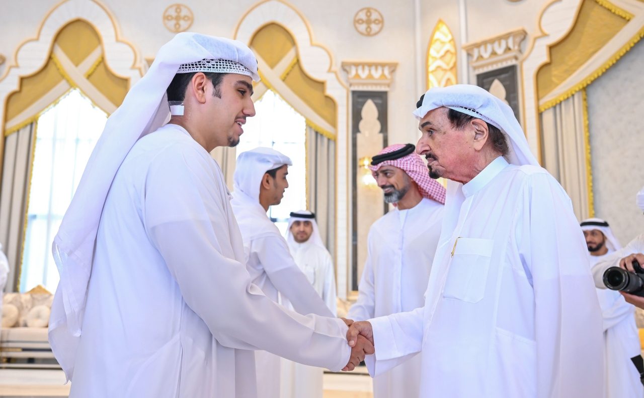 عجمان في 3 يوليو /وام/ استقبل صاحب السمو الشيخ حميد بن راشد النعيمي عضو المجلس الأعلى حاكم عجمان، بحضور سمو الشيخ عمار بن حميد النعيمي ولي عهد عجمان رئيس المجلس التنفيذي، في مجلسه بديوان الحاكم اليوم، 13 طالبا وطالبة من أوائل الصف الثاني عشر في مدارس القطاع الحكومي بالإمارة للعام الدراسي 2023-2024، وأولياء أمورهم وعددا من القيادات والكوادر التربوية والتعليمية في عجمان، ضمن مبادرة أوائل عجمان التي أطلقها مكتب شؤون المواطنين في الإمارة لتقدير أوائل الثانوية وأولياء أمورهم وتشجيعهم على مواصلة التميز.
وثمّن صاحب السمو حاكم عجمان، جهود صاحب السمو الشيخ محمد بن زايد آل نهيان رئيس الدولة "حفظه الله"، وأخيه صاحب السمو الشيخ محمد بن راشد آل مكتوم؛ نائب رئيس الدولة؛ رئيس مجلس الوزراء حاكم دبي" رعاه الله"، لدعمهما المتواصل لمسيرة العلم وإيمانهما المطلق بدور العلم والمعرفة في تطور ونماء الشعوب والانطلاق في رحاب الازدهار والتطور.
وهنأ سموه بهذه المناسبة الطلبة والطالبات أوائل الثانوية العامة وأولياء أمورهم، بهذا الإنجاز العلمي، الذي سيكون دافعا لهم في مسارهم الدراسي لمواصلة دراساتهم الجامعية، بذات التفوق والتميز والوصول للمراكز الأولى.
وقال سموه:"سعداء بلقائكم، وفخورون بما وصلتم إليه من إنجاز كبير في مسيرتكم التعليمية، ونتمنى لكم مواصلة طريق التفوق في مختلف التخصصات العلمية، فأنتم تمثلون الكفاءات الوطنية التي نعتز بها لبناء الوطن".
وأكد صاحب السمو حاكم عجمان أن "التعليم يتصدر أولويات الدولة، فهو ركيزة رئيسة لتحقيق التنمية والتقدم على المستويات كافة والعلم قاطرة تقدم الأمم، والسبيل لتعزيز نهضتها المنشودة".
وأضاف سموه أن حكومة عجمان تولي اهتماما كبيرا بالعملية التعليمية، وتوفيرها لجميع الفئات، وتسخر إمكاناتها كافة للوصول بها لأعلى المستويات، كونها الأساس في تنمية العنصر البشري، وقناعتنا راسخة بأن الاستثمار في أبنائنا الطلبة، هو الاستثمار الحقيقي للتنمية المستدامة".
وأثنى سموه على جهود القائمين على العملية التعليمية في دولة الإمارات، لدورهم في إعداد أجيال مؤهلة بأعلى الدرجات العلمية، وقادرة على المساهمة في بناء مستقبل مشرق لدولة الإمارات.
وأثنى صاحب السمو حاكم عجمان على جهود أولياء أمور الطلبة المتفوقين، معبرا عن شكره وتقديره لحرصهم على دعم أبنائهم وتوفير مقومات النجاح والتميز كافة لهم.
وتبادل صاحب السمو حاكم عجمان وسمو ولي عهده الحديث مع الطلبة، حول جوانب مختلفة من اهتماماتهم العملية والتعليمية والمعرفية وطموحاتهم المستقبلية، وأهدافهم على الصعيد الشخصي والمهني، وأفكارهم التي ستشكّل طريقهم في خدمة مجتمعهم ووطنهم ودورهم المرتجى في دعم ركائز التنمية الشاملة بالدولة.
وأعرب سمو الشيخ عمار بن حميد النعيمي عن اعتزازه بلقاء الطلبة الأوائل، مؤكدا أنهم نموذج يفخر به كل إماراتي.. وقال سموه :"بكم ستجني الإمارات ثمار دعمها الكبير للعملية التعليمية، وبسواعدكم سيبني الوطن مستقبله، وبمواصلة تميزكم سيمضي نحو تعزيز مكتسباته وتحقيق نهضته الشاملة".
وأضاف سموه أنه بدعم وتوجيهات صاحب السمو حاكم عجمان، تضع الإمارة دعم التعليم في مقدمة اهتماماتها ولا تدخر جهدا في سبيل الوصول به لأعلى المستويات وفقا لأفضل المعايير العالمية، وذلك بتوفير كافة مقومات النجاح والتميز للعملية التعليمية، والوصول بأبناء الوطن لأعلى الدرجات العلمية، فهم الأساس الذي تستمر به مسيرة الريادة والتقدم.
من جانبهم تقدم الطلاب والطالبات الأوائل بالشكر إلى صاحب السمو حاكم عجمان، وسمو ولي عهده، وأعربوا عن سعادتهم الكبيرة بهذا الاستقبال، مؤكدين أن هذا اللقاء أكبر تكريم لهم.
وأكد الطلبة أن هذا الاستقبال يعكس اهتمام القيادة بأبنائها وهو لقاء له بالغ الأثر في تحفيزهم على مواصلة مسيرة التميز في خططهم الدراسية العليا، ليردوا الجميل للوطن الذي أولاهم بالغ الاهتمام، حتى يسهموا بعلمهم في دعم ركائز التنمية والتقدم.
حضر اللقاء معالي الشيخ الدكتور ماجد بن سعيد النعيمي رئيس ديوان حاكم عجمان والشيخ راشد بن عمار النعيمي نائب رئيس نادي عجمان، وسعادة الشيخ عبدالله بن ماجد النعيمي مدير عام مكتب شؤون المواطنين، وسعادة مروان عبيد المهيري مدير عام الديوان الأميري، وسعادة يوسف النعيمي مدير عام دائرة التشريفات والضيافة، وسعادة طارق بن غليطة مدير مكتب صاحب السمو حاكم عجمان، وعدد من كبار المسؤولين.
