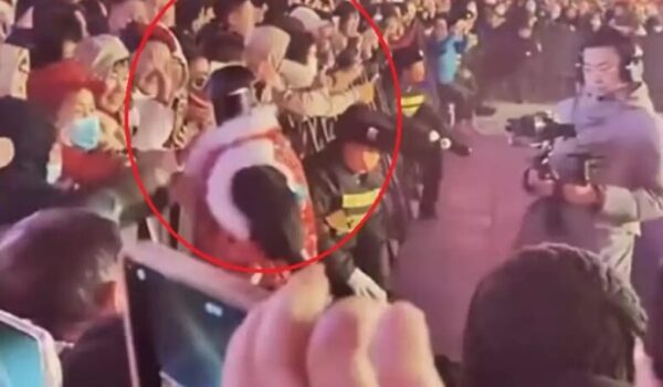 روبوت “يخرج عن السيطرة” ويهاجم الجمهور في مهرجان بالصين