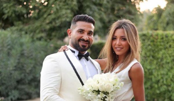 أحمد سعد يهدي زوجته سيارة فاخرة