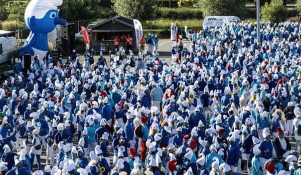 مدينة فرنسية تحطم الرقم القياسي لأكبر تجمّع لـ«السنافر» في العالم