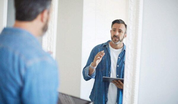 اكتشاف مذهل.. التحدث مع نفسك قد يكون سرّ العبقرية!