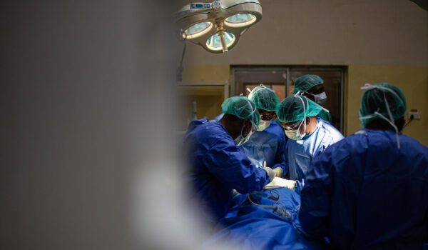في واقعة حيرت الأطباء … استخراج 2 كيلوغرام شعر من معدة فتاة