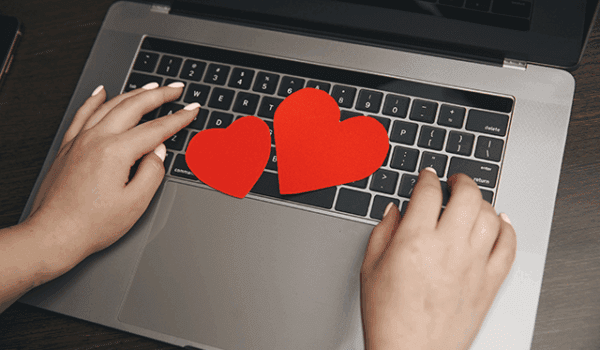 احتيال رومانسي عبر الإنترنت يسلب فتاة 245 ألف دولار
