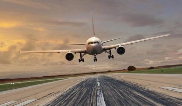 هبوط اضطراري لطائرة بعد قيام راكبين بتمزيق وأكل جوازات سفرهما