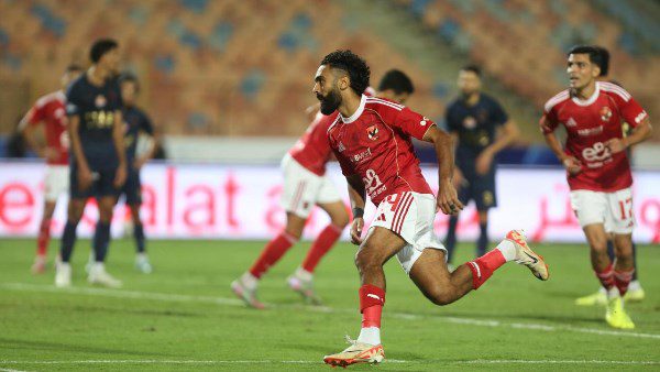 الأهلي يحسم القمة ويفوز على الزمالك بثنائية في الدوري الممتاز