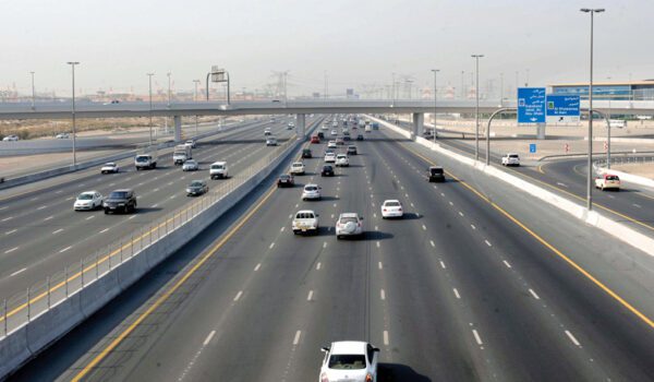 بطول 700 متر..طرق دبي تنفذ توسعة مرورية على شارع الشيخ زايد