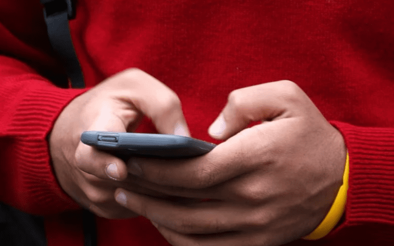 لمدة 10 ثوان.. هواتف ملايين البريطانيين تهتز في وقت واحد لمدة 10 ثوان.. هواتف ملايين البريطانيين تهتز في وقت واحد