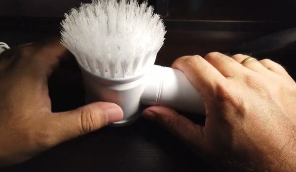 اشترتها والدتها عبر الإنترنت.. فرشة تنظيف سحرية تتسبب في صلع طفلة