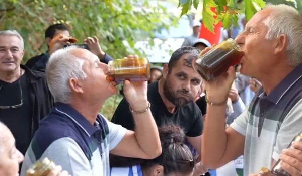 تركي يبتلع كيلو عسل في دقيقتين