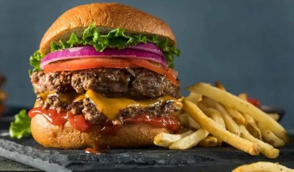 بسبب تحدي .. شاب بين الحياة والموت بعد ابتلاع برغر كامل دون مضغ