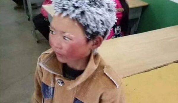 طفل يسير 5 كم وسط الثلوج ليصل إلى مدرسته