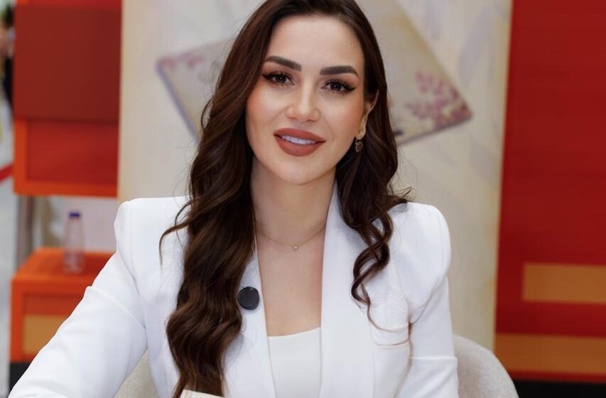 ميس بغدادي تطلق ديوانها الأول: قصائد ميسيّات… رحلة بين المراهقة والنضوج