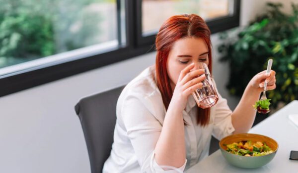 ماذا يحدث للمعدة عند شرب الماء أثناء الأكل؟
