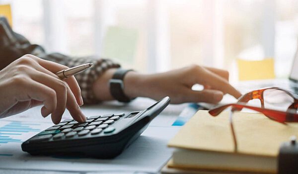 خلل تقني يحوّل رواتب 34 موظفًا إلى حساب عامل واحد