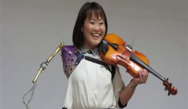 يابانية تدخل غينيس كأول عازفة كمان بذراع اصطناعية