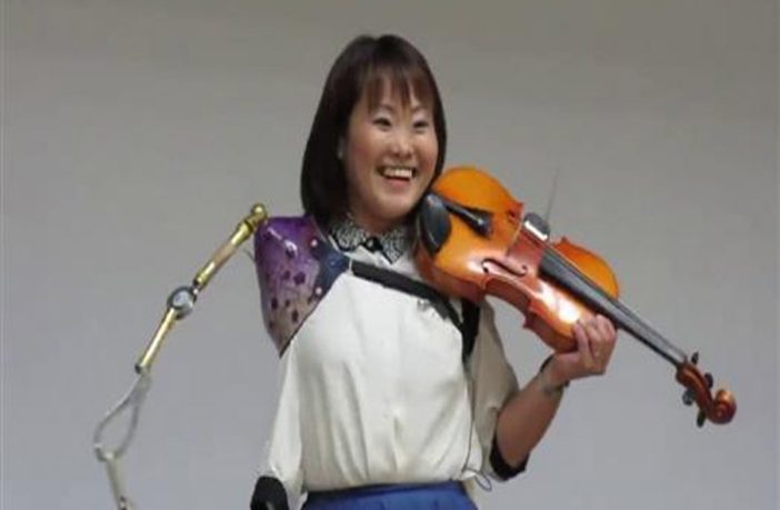 يابانية تدخل غينيس كأول عازفة كمان بذراع اصطناعية