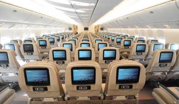 هل لاحظت رائحة “غريبة” على الطائرة؟.. السبب قد يفاجئك