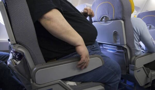 شركة طيران تثير الغضب بفرض رسوم إجبارية على أصحاب الوزن الزائد