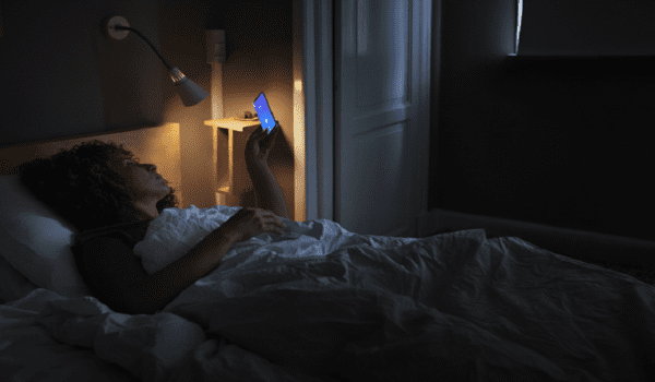الضوء الاصطناعي عدو النوم.. نصائح طبية لراحة أفضل