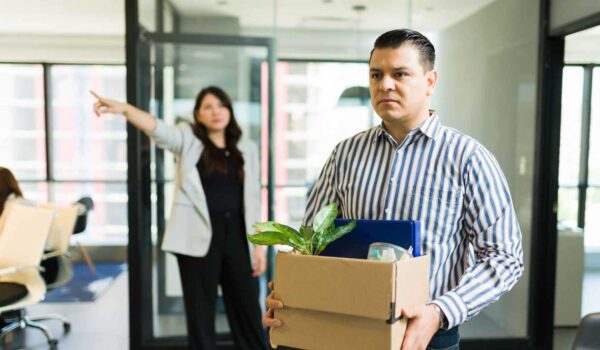 مهندس يُفصل من عمله بعد استراحات طويلة في الحمام