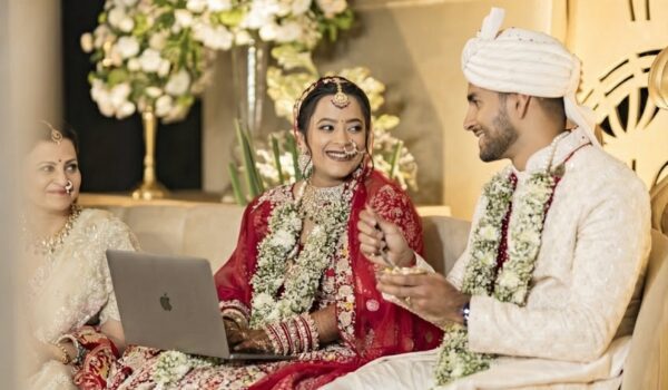 تركت العريس وانشغلت بالحاسوب.. عروس تثير الذهول بإنهاء مهمة عمل بحفل زفافها