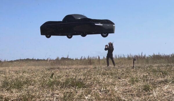 تحلق بلا أجنحة.. إنتاج أول سيارة طائرة في العالم بسعر خيالي وطلب هائل