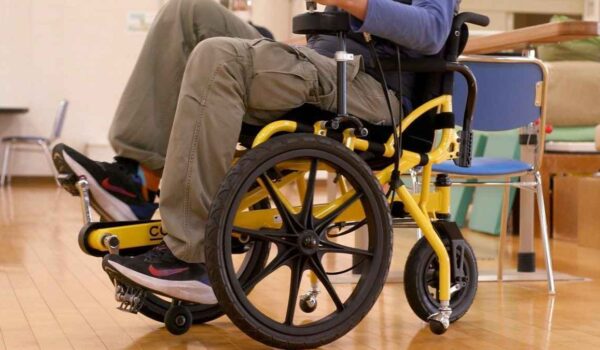 تزييف… مسافرون يطلبون كراسي متحركة لتسهيل صعودهم للطائرة