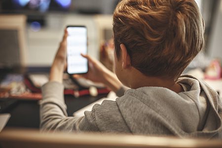 بيئة أكثر أماناً.. تعرف على مواصفات أول هاتف مخصص للأطفال