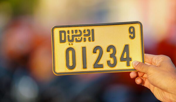 طرق دبي تعتمد إصدار لوحة أمامية إضافية لدراجات توصيل الطلبات