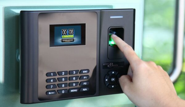 بقرار من المحكمة.. طرد موظفة “متفانية” لحضورها قبل موعد بدء العمل يومياً