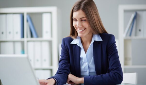 رسالة فصل موظفة من شركة لم تعمل بها أبداً تشعل مواقع التواصل