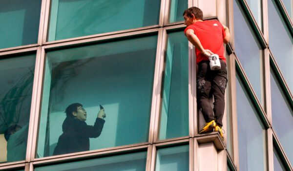 مغامر يتحدى الموت ويتسلق ناطحة سحاب دون حبال